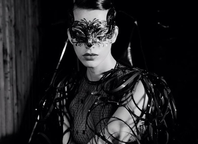 Szepesi Melinda a Harper`s Bazaar éjszakai madárkája