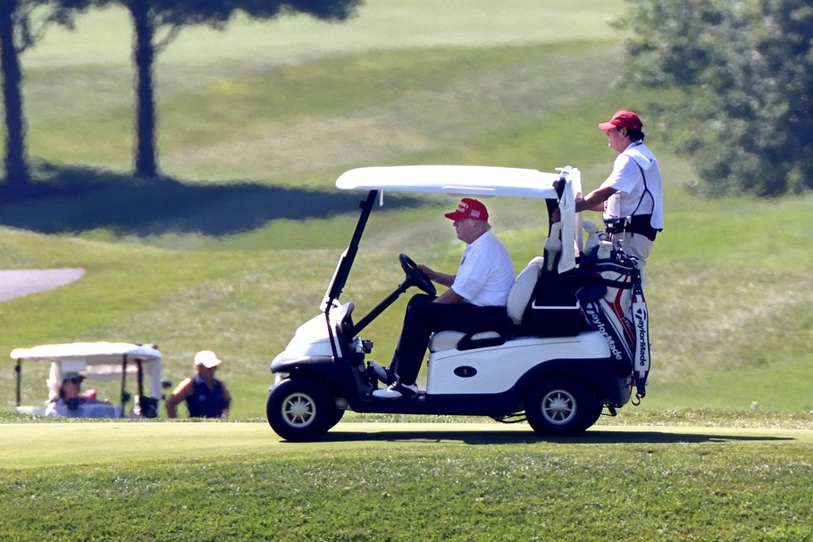 Donald Trump na jednym ze swoich pól golfowych. Trump National Golf Club in Sterling, w stanie Wirginia