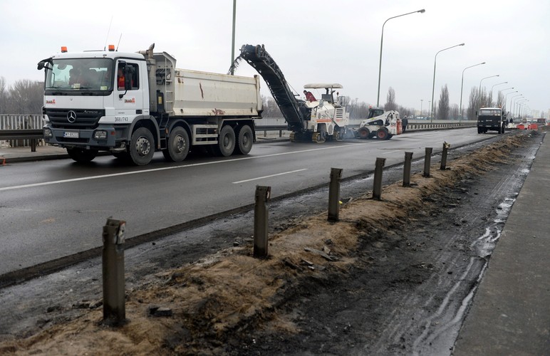 Na zdjęciu: Prace przy zdejmowaniu nawierzchni na moście Łazienkowskim w Warszawie<br><br>fot.  (zuz) PAP/Bartłomiej Zborowski
