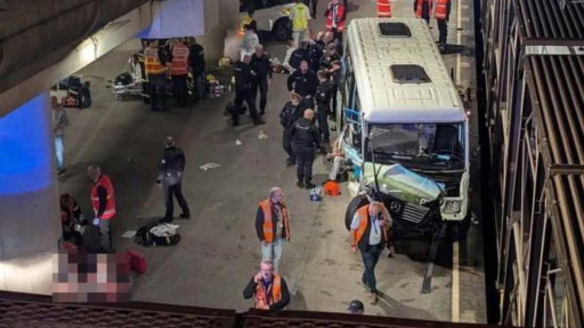 Un microbuz care transporta 18 șoferi de TIR s-a izbit de un tren la intrarea în Eurotunel, în Franța. 19 oameni au fost răniți