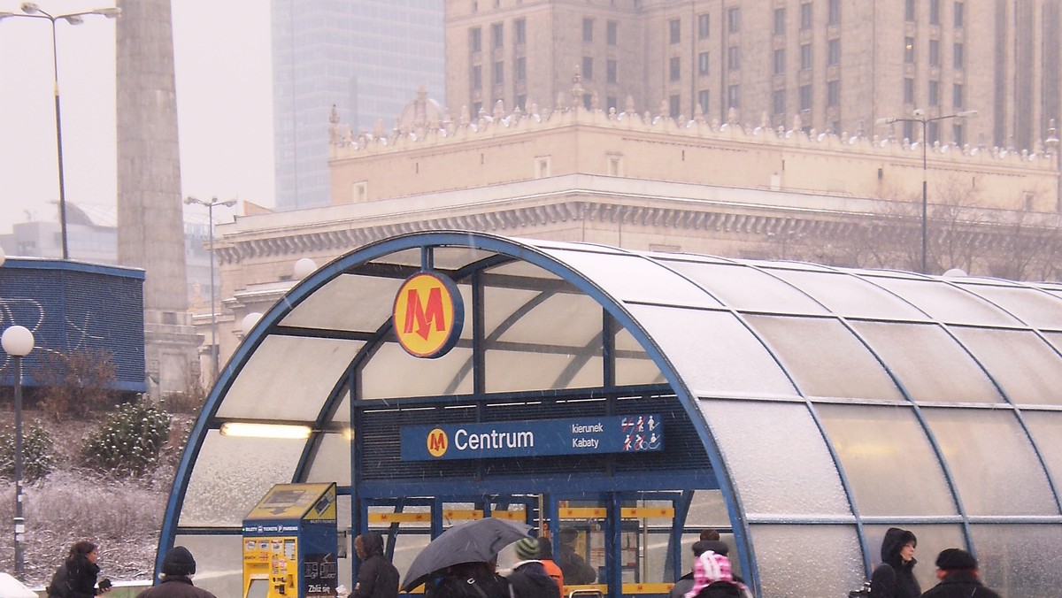 "Następny przystanek Warszawa Śródmieście. Możliwość przesiadki na inne pociągi i metro. Next stop Warszawa Śródmieście - Warsaw City Centre. Possible change to other trains and to the metro line" - od początku marca tego typu zapowiedzi można usłyszeć w pociągach SKM w Warszawie. Postanowiliśmy sprawdzić, jak jest z komunikatami dla turystów w języku angielskim w całej stołecznej komunikacji.