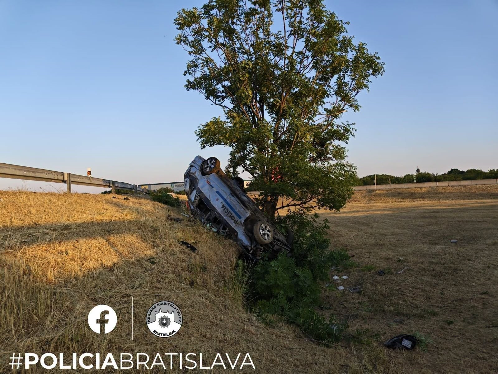 Došlo k dopravnej nehode služobného motorového vozidla s označením Polícia. 