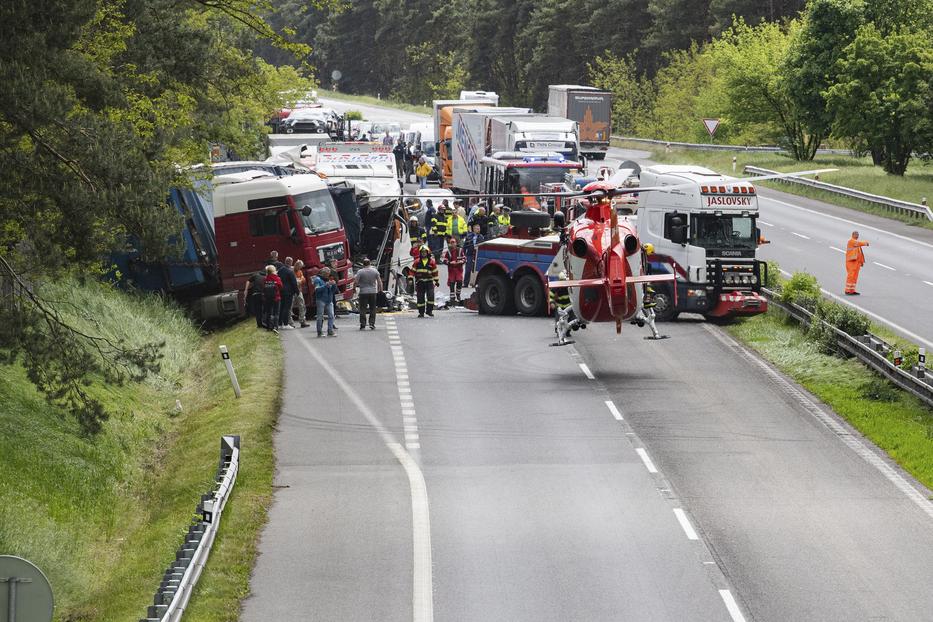 Buszbaleset /Fotó: MTI AP Michal Svítok