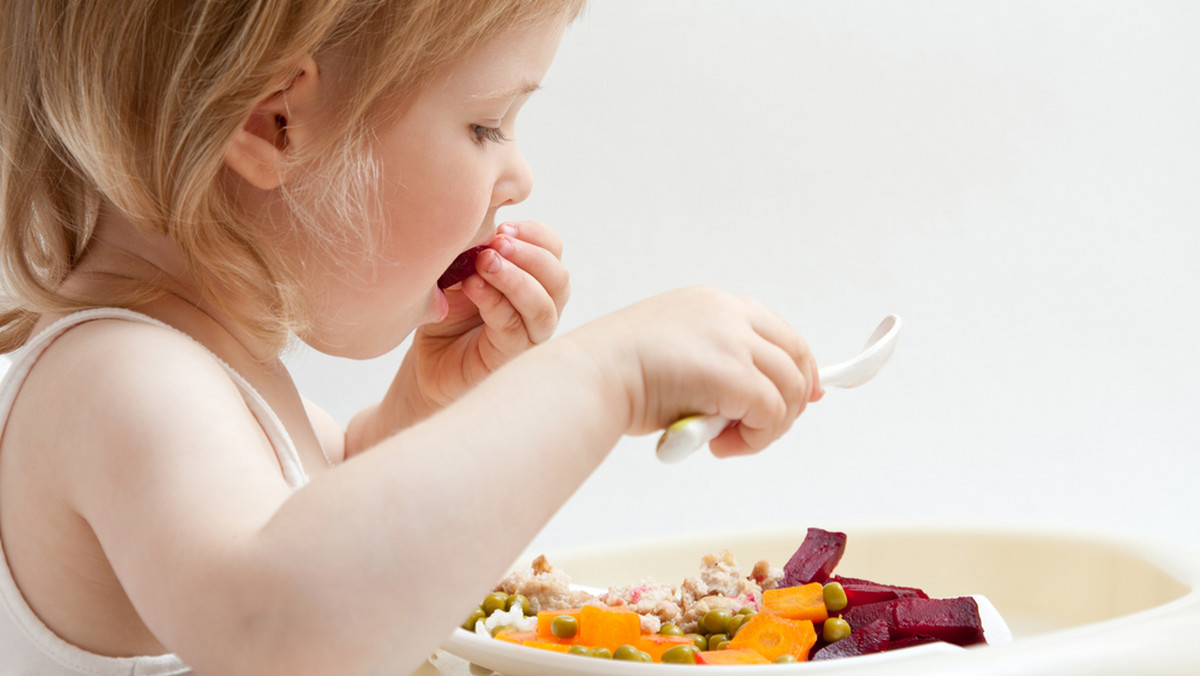 BLW to skrót od Baby Led Weaning, czyli rozszerzanie diety dziecka o pokarmy stałe, a cały proces kontroluje sam maluch. Etap papek i karmienie dziecka łyżeczką zostaje niejako ominięty, od razu przechodzi się do pokarmów stałych. Dzięki BLW dziecko krok po kroku usamodzielnia się. Kiedy i jak zacząć bezpiecznie wprowadzać tę metodę? Jakie są jej zalety i wady?