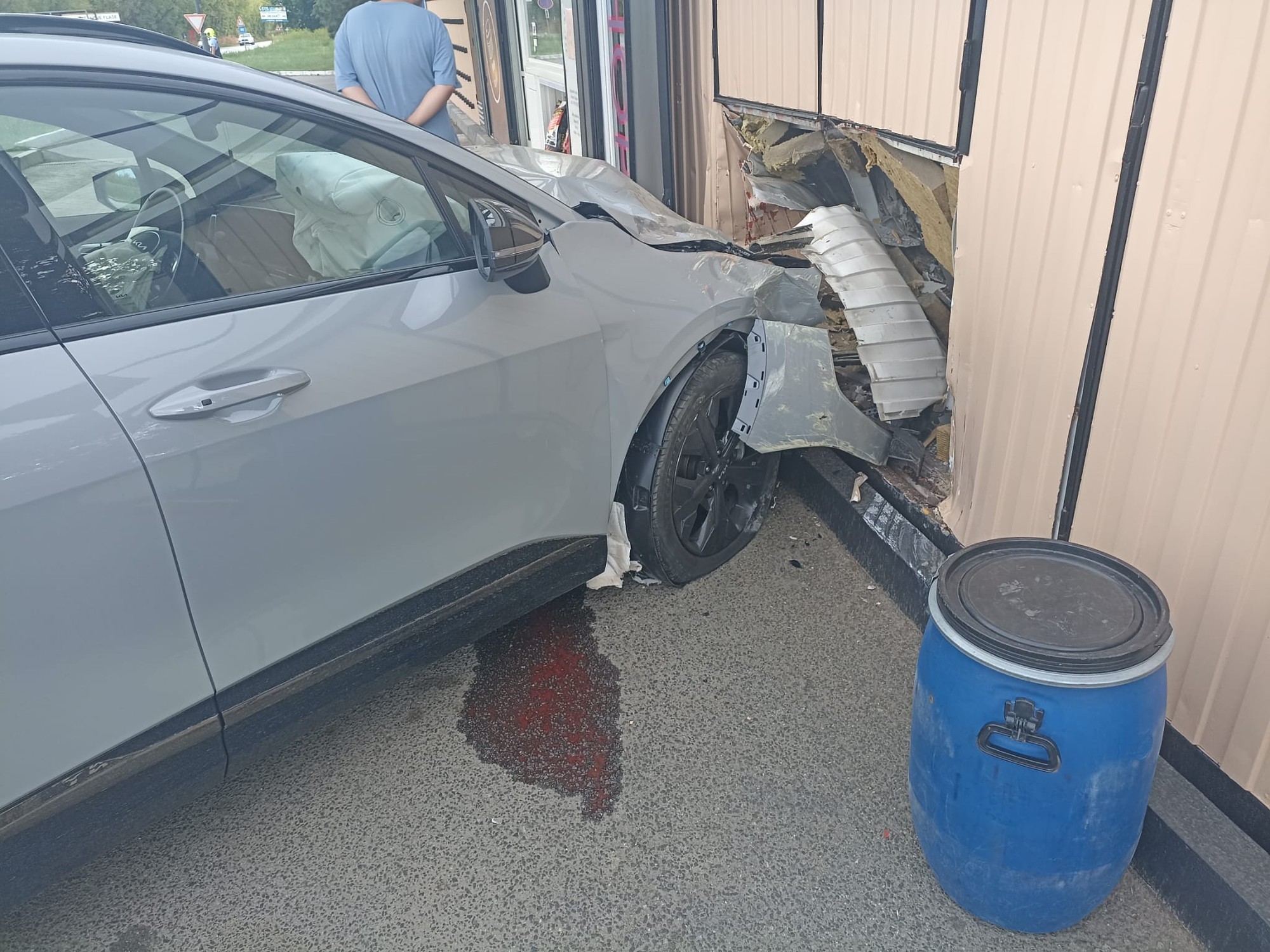 Do budovy čerpacej stanice v Košiciach narazilo auto.