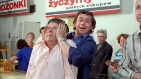 "Klient w krawacie jest...". QUIZ. Cytaty z kultowych filmów Stanisława Barei. Pamiętacie?