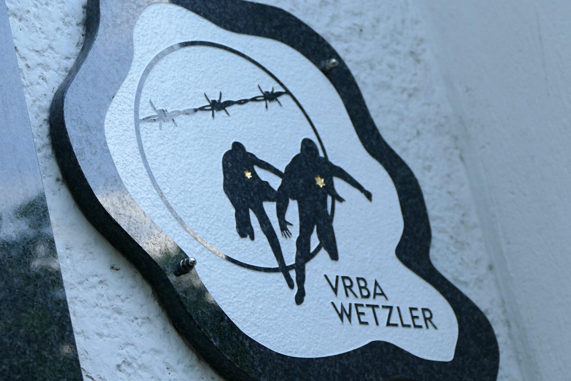 Na snímke z 25. apríla 2019 pamätná tabuľa na stene bývalého židovského starobinca v Žiline počas spomienkového stretnutia pri príležitosti 75. výročia úspešného úteku Algréda Wetzlera a Rudolfa Vrbu z nacistického koncentračného tábora Auschwitz-Birkenau.