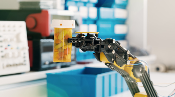 Tatabányán gyógyszertári robot segít kiszolgálni a betegeket - Blikk