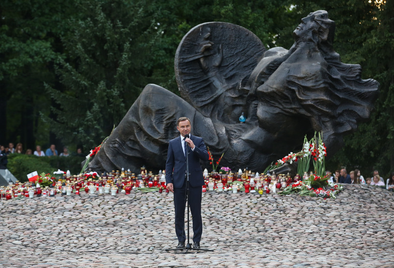 Prezydent podczas uroczystości przed pomnikiem "Polegli Niepokonani 1939-1945" na Cmentarzu Powstańców Warszawy na Woli