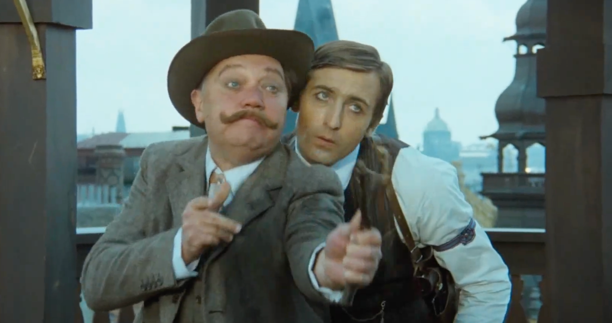 Rudolf Hrušínský starší a Michal Dočolomanský vo filme Adéla ještě nevečeřela. 