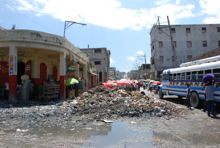 Największa targowa ulica w stolicy Haiti