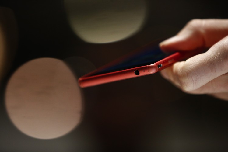 W Barcelonie nie zobaczyliśmy nowego flagowego smartfona od Sony. Zamiast tego Japończycy zaprezentowali mid-range’ową Xperię M4 Aqua. Jak sama nazwa wskazuje, największą zaletą tego urządzenia jest jego wodoodporność, którą gwarantują certyfikaty IP65 oraz IP68. Smartfon został wyposażony w 5-calowy ekran o rozdzielczości 1280x720 mpx, 2 GB pamięci RAM, ośmiordzeniowy procesor Snapdragon 615 oraz 16 GB pamięci flash. Nowa Xperia pracuje pod kontrolą systemu Android 5.0 „Lollipop”.