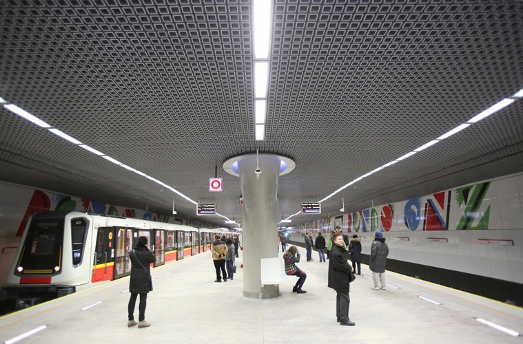 Pasażerowie na Stacji Rondo ONZ. W niedzielę 8 bm. uruchomiono centralny odcinek drugiej linii metra. Prezydent Warszawy Hanna Gronkiewicz-Waltz podkreślała podczas otwarcia, że to historyczny moment i przepraszała warszawiaków za opóźnienia przy budowie. Z pierwszą linią metra druga krzyżuje się na stacji 'Świętokrzyska'. <br><br>fot.  (mr) PAP/Leszek Szymański