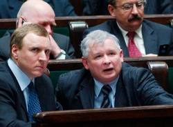 Tusk "zachowuje się jak pijak, który wyprzedaje srebra rodowe"