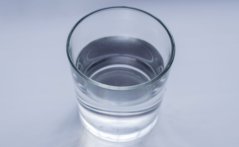 Rada 4: Nawilżaj usta sztuczną śliną i wodą