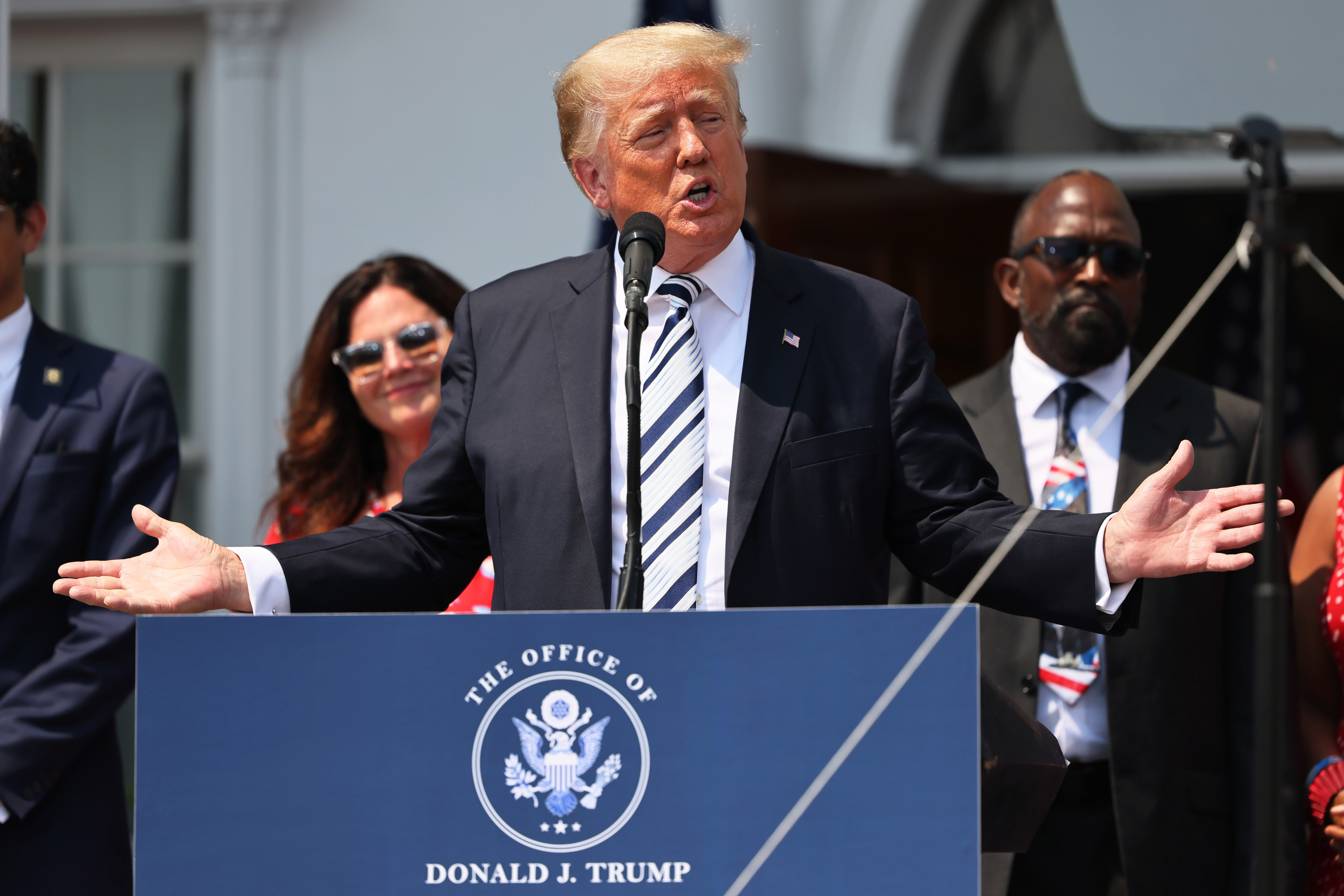 Trump demanda a Wall Street Journal por carta falsa a Epstein