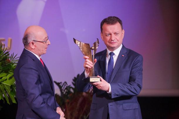 Mariusz Błaszczak otrzymał statuetkę dla Człowieka Roku 2022 Gazety Olsztyńskiej.