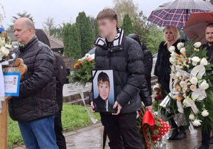 Sin Viki Miljković nosi sliku na sahrani ujaka