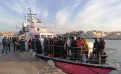 Statek od Banksy'ego zatrzymany na Lampedusie. "To jest niedopuszczalne”