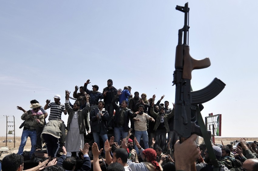 Pobunjenici u Libiji, potpomognuti vazdušnim udarima koalicionih snaga, preuzeli su kontrolu nad Adždabiju