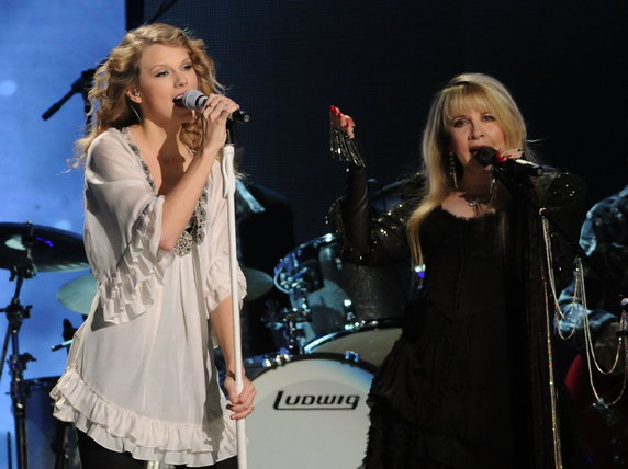 Clara Bow, Stevie Nicks i... Taylor Swift (na zdjęciu Nicks i Swift w 2010 r.)