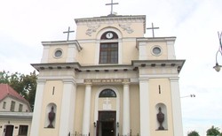 Ołtarz, konfesjonał i ławki na sprzedaż. Komornik zlicytuje wyposażenie kościoła w Aleksandrowie