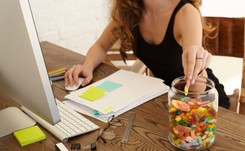 Co jeść, kiedy zjada cię stres? NAJZDROWSZE PRZEKĄSKI