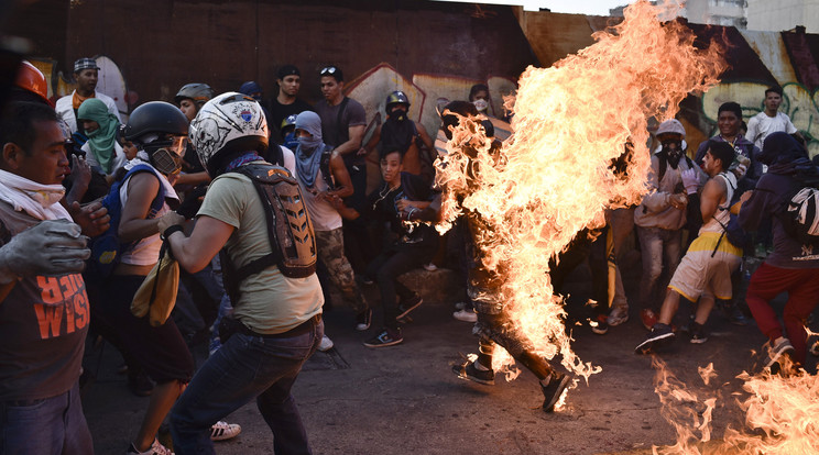 Felgyújtottak egy férfit a venezuelai tüntetésen / Fotó: AFP