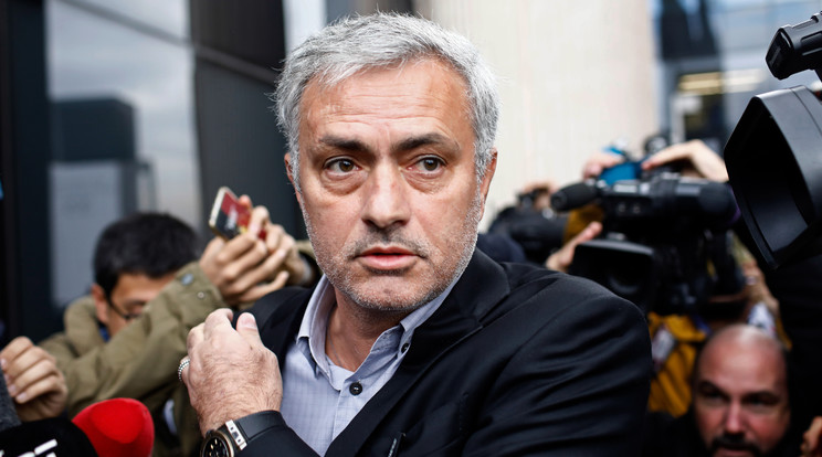 José Mourinho rendezi tartozását/Fotó: AFP