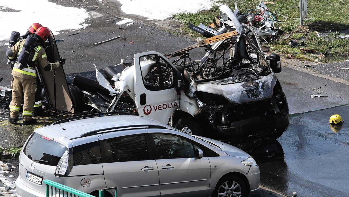 Na ulicy Wrocławskiej na warszawskim Bemowie w piątek doszło do wybuchu butli z gazem przewożonej przez dostawcze auto. Cztery inne butle z auta zabezpieczono w kontenerze, wokół którego ustanowiono strefę ochroną. Ulica zostanie otwarta po ochłodzeniu butli.