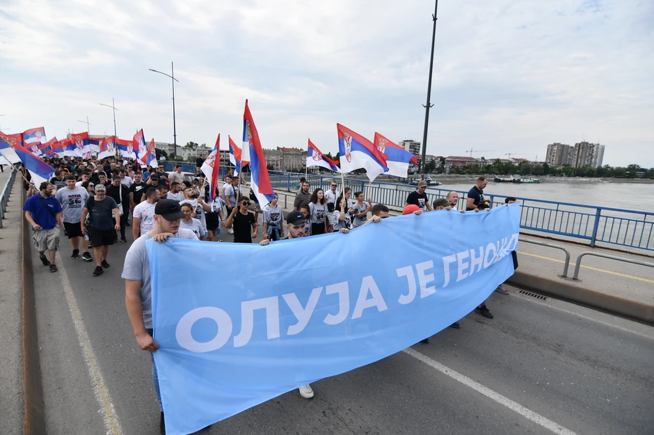 Veliki broj građana krenuo je danas nešto posle 14.30 peške iz Novog Sada ka Sremskim Karlovcima, kako bi prisustvovali obeležavanju Dan sećanja na sve stradale i prognane u hrvatskoj oružanoj akciji "Oluja".