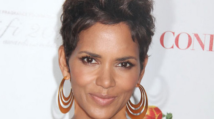 Halle Berry élvezi a lábtörést