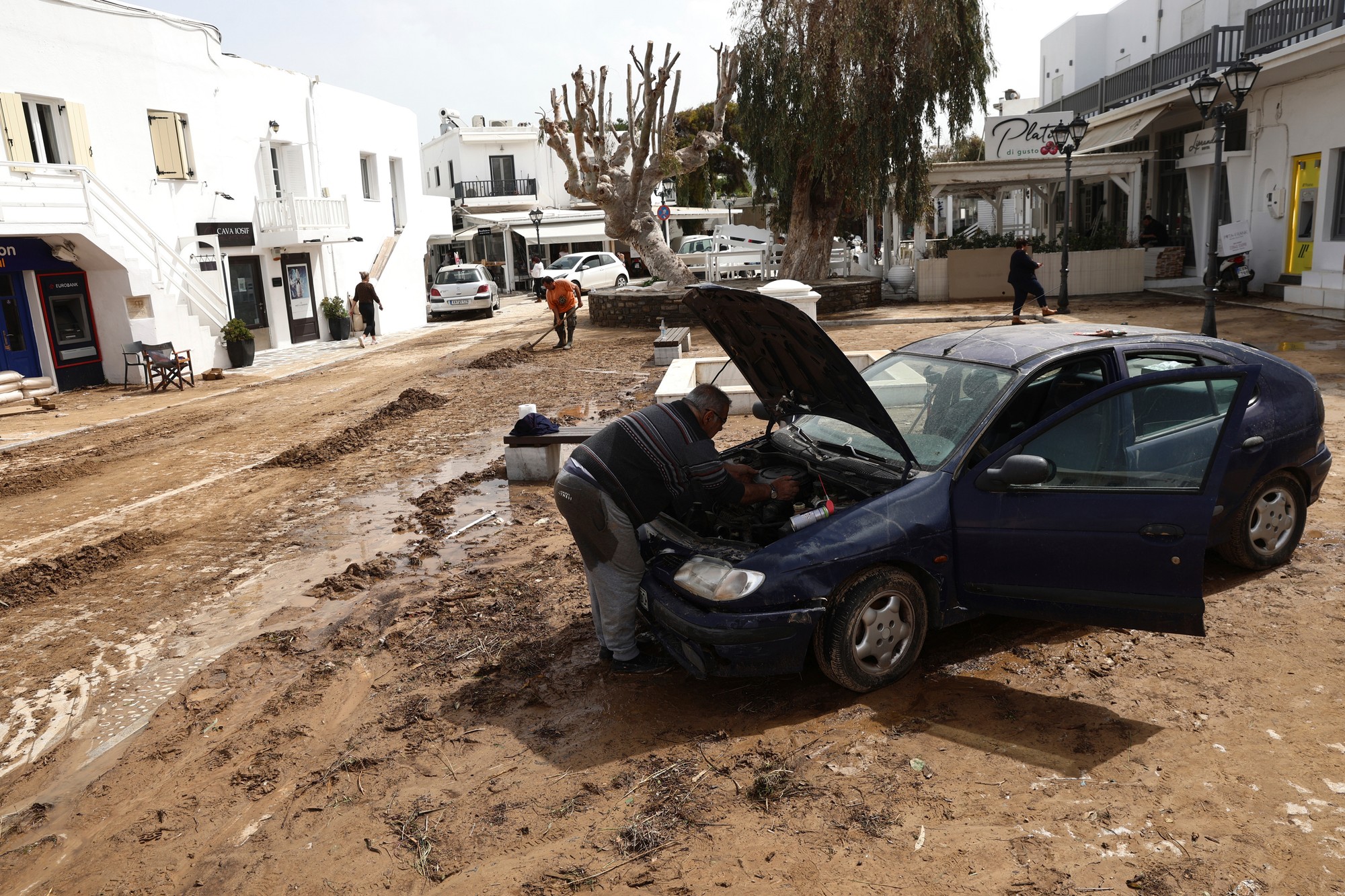 Následky silnej búrky, ktorá vyvolala na gréckom ostrove Paros rozsiahle záplavy.