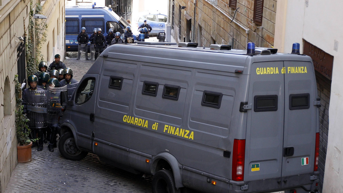 Włoska Policja Skarbowa przeprowadziła dzisiaj w ramach śledztwa prowadzonego przez prokuraturę miasta Trani na południu Włoch przeszukanie w mediolańskim biurze amerykańskiej agencji ratingowej Standard &amp; Poor's.