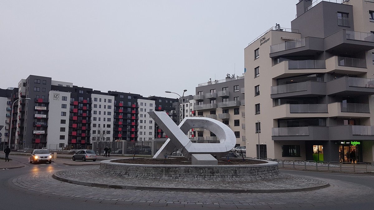 Na rondzie na wrocławskim Kleczkowie, na terenie należącym do miasta, stanęła rzeźba zawierająca logo dewelopera Vantage Development, który wybudował okoliczne Promenady Wrocławskie. Miejscy aktywiści są oburzeni, chcą by pomnik został zastąpiony drzewem.