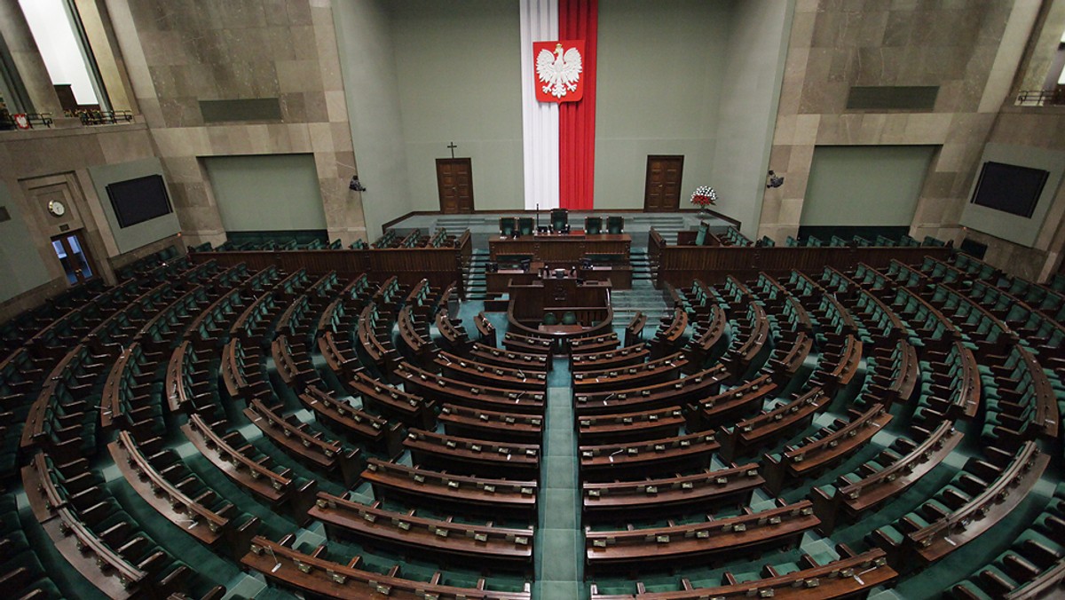 Poparcie dla PO utrzymuje się od miesiąca na stałym poziomie. PiS zaczyna zyskiwać, ale jako blok zjednoczonej prawicy – wynika z sondażu IBRiS dla "Rzeczpospolitej". Co więcej, w Sejmie znalazłyby się tylko cztery partie polityczne.