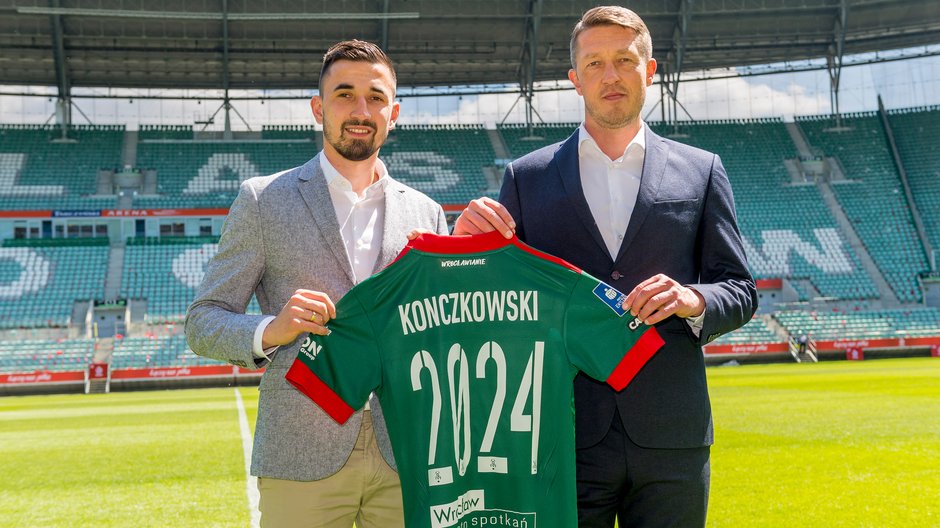 Martin Konczkowski i dyrektor sportowy Śląska - Dariusz Sztylka