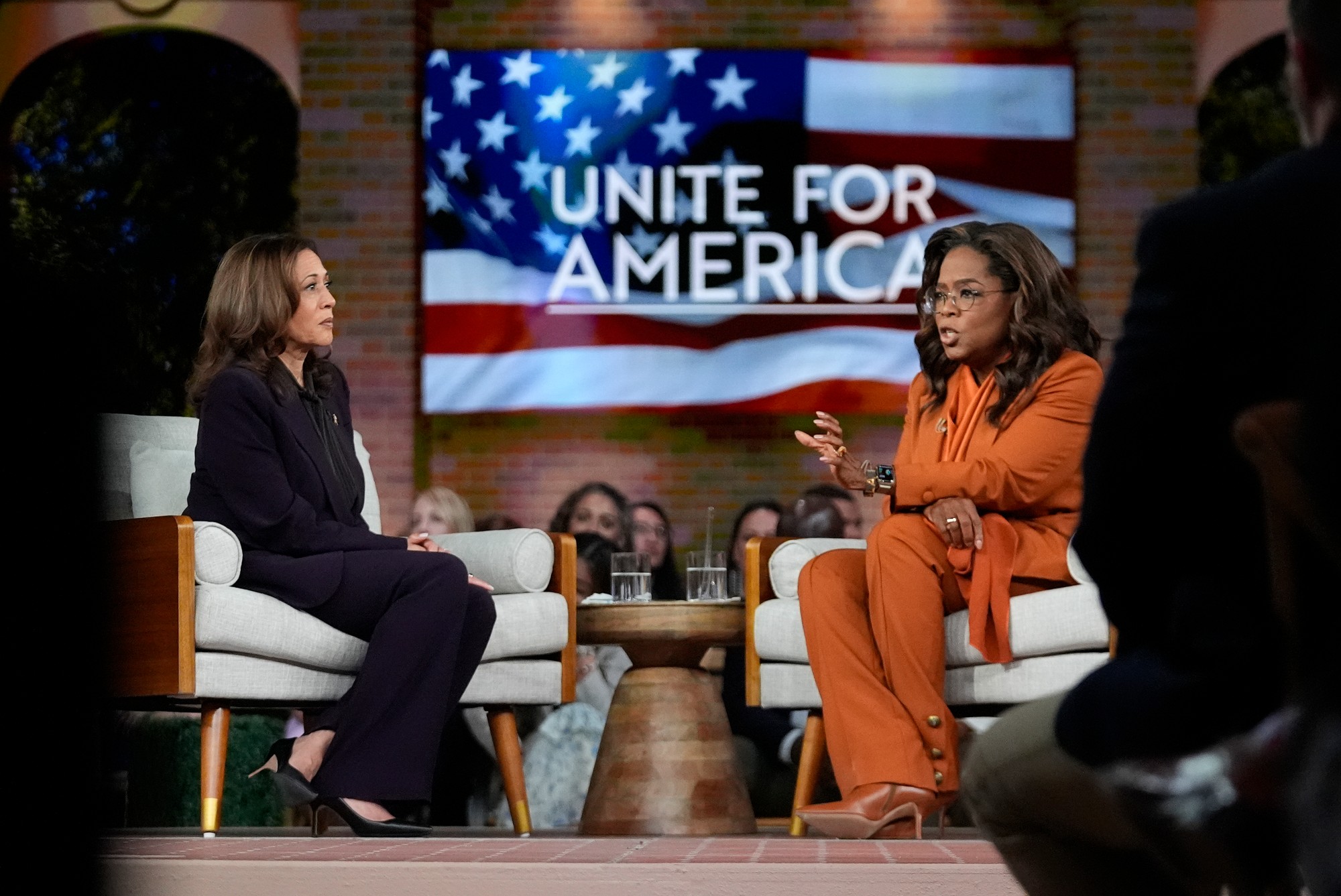 Demokratická nominantka na post prezidenta USA Kamala Harrisová a najznámejšia americká televízna moderátorka Oprah Winfreyová.