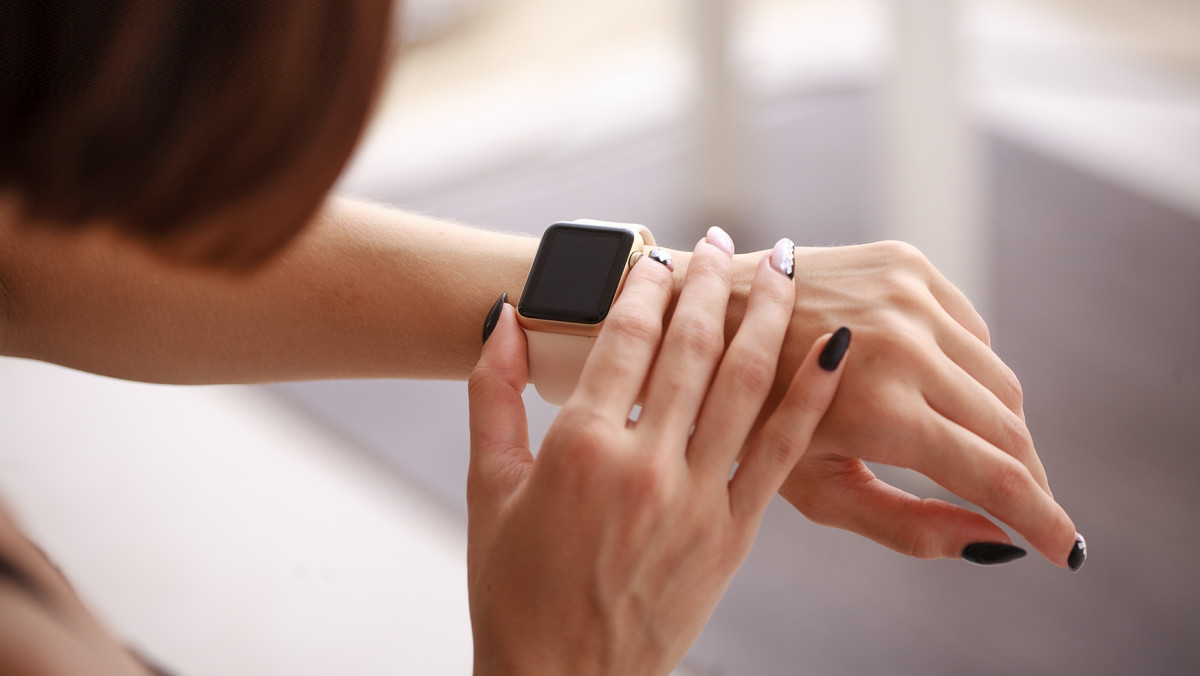 Smartwatche od wielu lat są jednym z bardziej pożądanych gadżetów, a coraz więcej firm wypuszcza na rynek swoje modele, a te już znane stale ulepsza. Taki zegarek ma nie tylko odmierzać czas, ale również pomóc w pomiarach funkcji życiowych oraz przede wszystkim stylowo wyglądać.