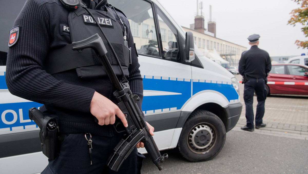 Niemiecka policja poszukuje polskich rodziców, którzy wbrew decyzji Jugendamtu zabrali ze szpitala w Krefeld w Nadrenii Północnej-Westfalii swoje dwudniowe dziecko i uciekli z nim w kierunku Polski - poinformowała rzeczniczka miejscowej policji.