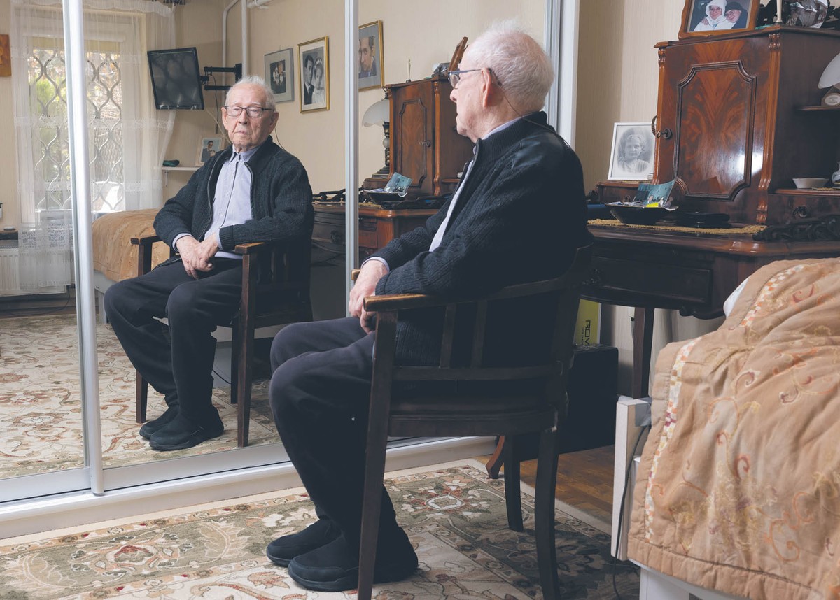 Jerzy Puciłowski urodził się w 1927 r. w Białymstoku. W czasie wojny był członkiem Szarych Szeregów. W 1944 r. po brutalnych przesłuchaniach został zesłany do Stalinogorska