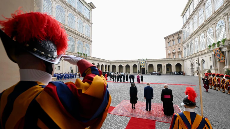 Kralja i kraljicu Velike Britanije dočekala je papina Švajcarska garda | Foto: Vatican Media/PA