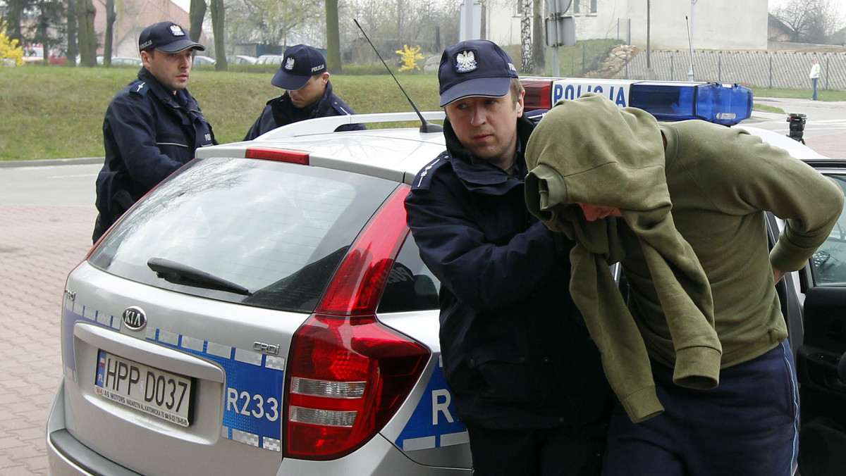 Zarzut rozboju i usiłowania zabójstwa usłyszał 30-letni nożownik, który wczoraj rano w Dąbrowie Górniczej napadł i obrabował 17-latka, a potem poranił interweniujących trzech przechodniów - poinformował prokurator rejonowy w Dąbrowie Górniczej Zbigniew Zięba. Śledczy przesłuchali dziś nożownika i postawili mu zarzuty rozboju w warunkach recydywy i usiłowania zabójstwa - za co może mu grozić dożywocie. Prokuratura wnioskowała również do sądu o aresztowanie 30-latka. Sąd rozpatrzy ten wniosek w poniedziałek.