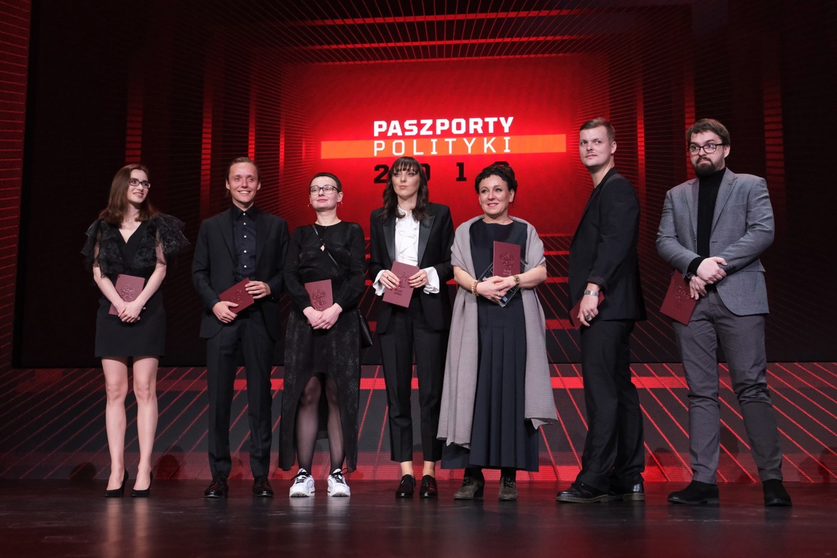 Kompozytor, wokalista Błażej Król (2P), pisarka Dominika Słowik (L), aktor Bartosz Bielenia (2L), autor gier Dawid Ciślak (P), reżyserka Weronika Szczawińska (3L), fotografka Weronika Gęsicka (4L) oraz laureatka literackiej Nagrody Nobla Olga Tokarczuk (3P)
