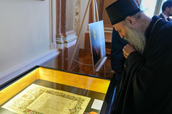 Patrijarh u Sremskim Karlovcima otvorio izložbu Dokumenta Srpskog Siona: "Treba da negujemo arhive i da beležimo da bi se pamtilo" (FOTO)