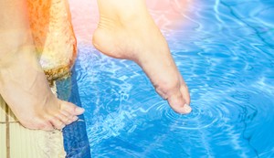 Osip od hlora nakon plivanja u bazenu je oblik iritativnog dermatitisa, koji se javlja zbog oštećenja barijere kože