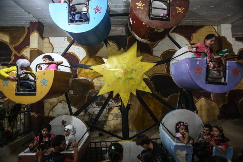 Podziemne wesołe miasteczko ma dać oddech dzieciom, które żyją w cieniu toczącej się od 5 lat wojny domowej. Ukrycie go pod ziemią ma zapewnić im beztroską zabawę bez strachu o własne życie.