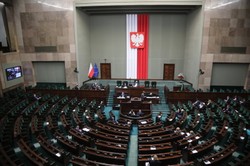 Opozycyjna koalicja wygrałaby z PiS. Kto jeszcze znalazłby się w Sejmie? SONDAŻ