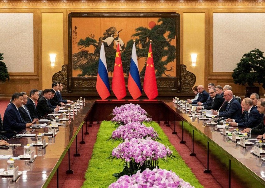 Kineska i ruska delegacija, predvođena Sijem i Putinom, na sastanku u Pekingu | Foto: Reuters