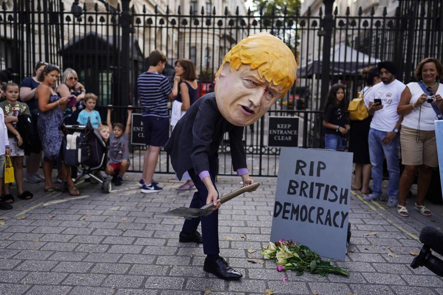 Protestujący przed siedzibą brytyjskiego rządu. Londyn, Downing Street 10, 27 sierpnia 2019 r.